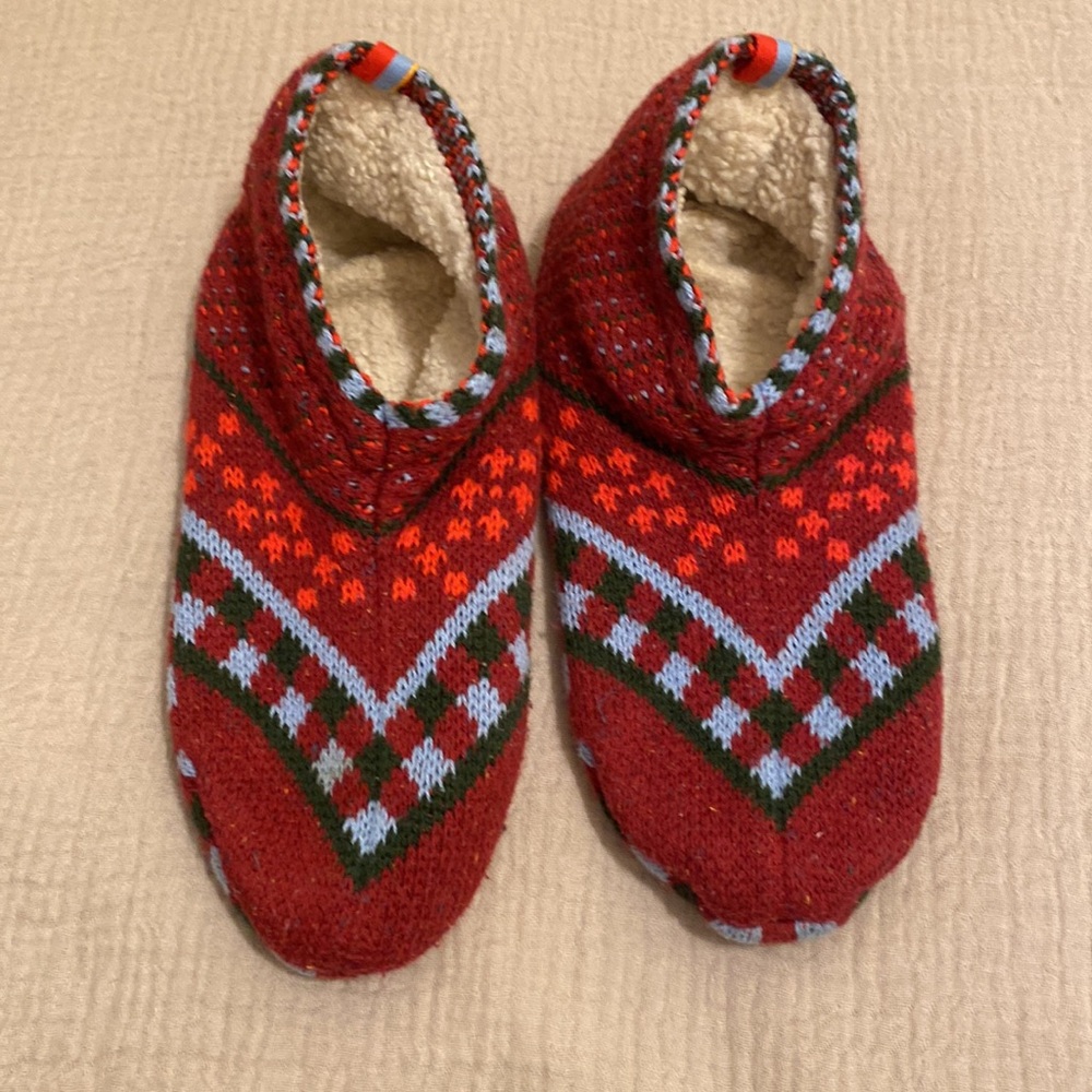 Bombas Burgundy Patterned Slip-On Sherpa Slippers. Size M - Picture 2 of 5